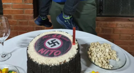 Polémica por un hombre que festejó su cumpleaños con simbología nazi e involucró en las fotos a su hijastro